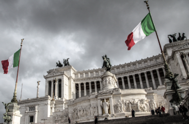 Oggi 4 novembre è il Giorno dell'Unità Nazionale e la Giornata delle Forze Armate. Il presidente Mattarella dall’Altare della Patria ricorda che le forze armate hanno consentito all'Italia di diventare uno stato libero e parla della Pace, valore da preservare.